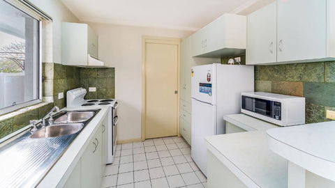 RED Rock - Townhouse In Town - Accommodation Directory 2