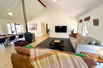 Redtail House - Carlotta with Accommodation Directory