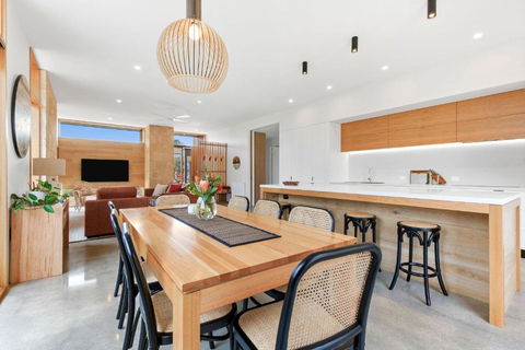 REFRESH At Lonnie - Accommodation Directory 1