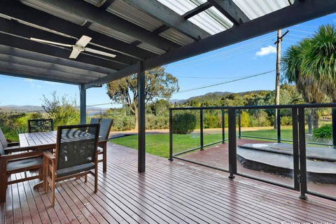 Relax In The Spa With Views Opposite Lake Eildon - Accommodation Directory 3