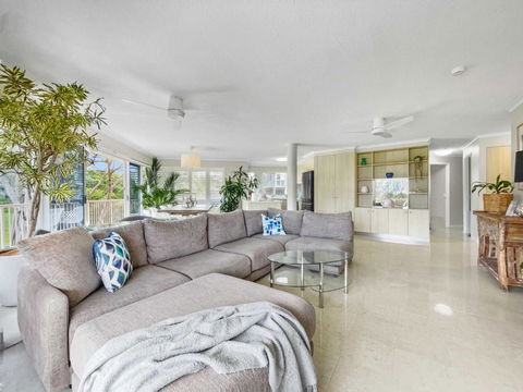 Relaxing Ocean View Apartment In Buddina - Accommodation Directory 0