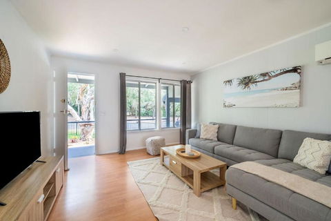 Renovated Beach Home Relax Unwind - Accommodation Directory 3