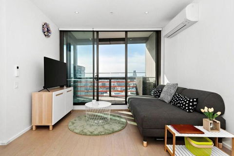 Resort-style Docklands Riverview Stay With Parking - Accommodation Directory 2