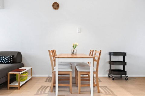 Resort-style Docklands Riverview Stay With Parking - Accommodation Directory 3