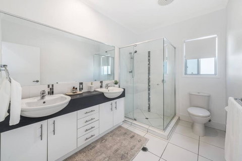 Retreat In The Heart Of Alex - 3BR Sleeps 11, Pool - Accommodation Directory 2