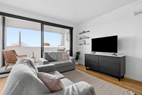 Retreat On Bellerine I 2BR Apartment I Geelong CBD - Accommodation Directory 0