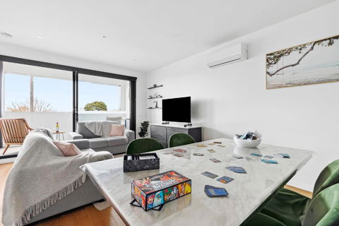 Retreat On Bellerine I 2BR Apartment I Geelong CBD - Accommodation Directory 3