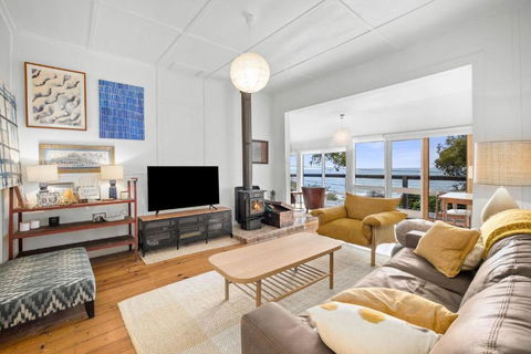 Retro Beach Vibes - Accommodation Directory 1