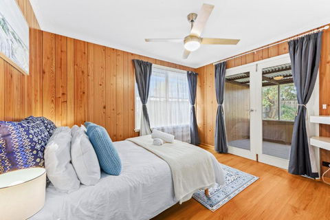 Retro Retreat - Mornington - Accommodation Directory 2