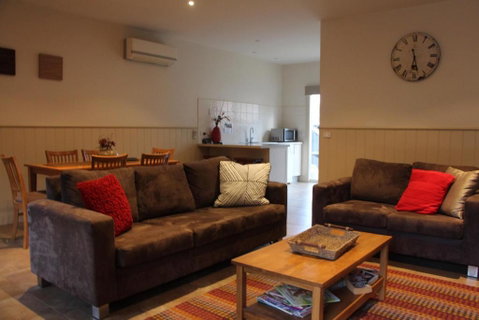 River Rock Cottage Centrally Located And Dog Friendly - Accommodation Directory 0