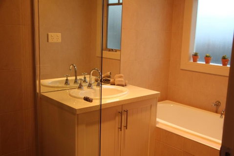 River Rock Cottage Centrally Located And Dog Friendly - Accommodation Directory 3