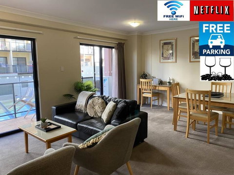 RIVERSIDE CITY VIEW PARKING NETFLIX WIFI WINE FREE - Accommodation Directory 0
