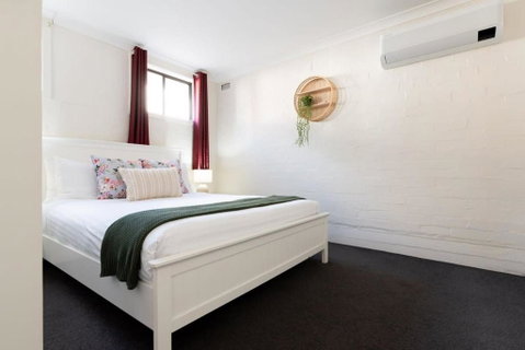 Riverside Gem With Parking And WiFi - Accommodation Directory 2