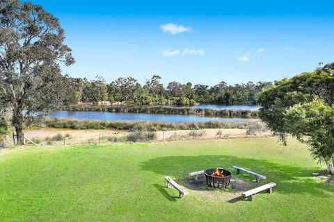 Roads End With Games Barn Ponies Alfresco Dining - Accommodation Directory 3