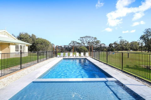 Roads End With Games Barn Ponies Alfresco Dining - Accommodation Directory 1