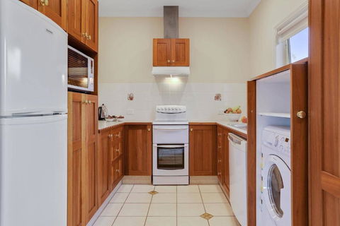 Robyn\'s Nest Lakeside Resort - Accommodation Directory 3