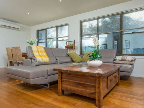 Rolling Waves No 2 - Accommodation Directory 1