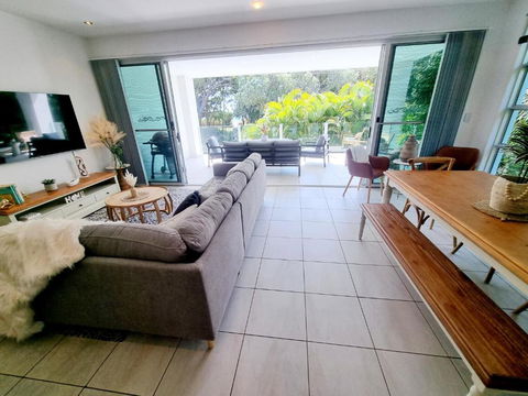 Rosalynda- Luxury Beachfront 3 BR Townhouse - Accommodation Directory 3