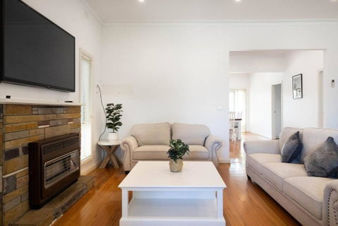 Rosebud Reset - A Beachside Group Getaway - Accommodation Directory 1