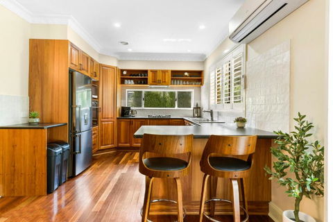 Roselawn Manor - 5 Bedroom Entertainer - Accommodation Directory 0