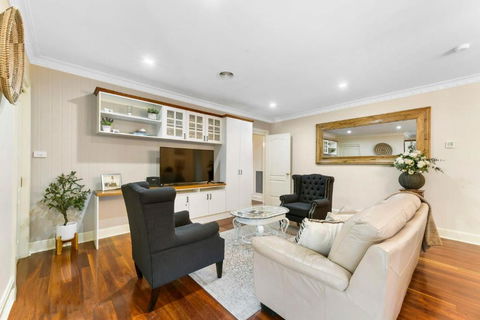 Roselawn Manor - 5 Bedroom Entertainer - Accommodation Directory 2