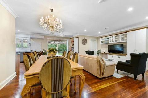 Roselawn Manor - 5 Bedroom Entertainer - Accommodation Directory 3