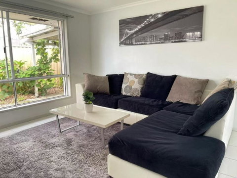 Runaway Bay Family Haven With 4beds - Accommodation Directory 0