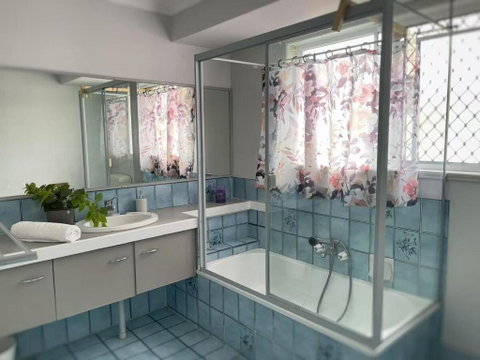 Runaway Bay Family Haven With 4beds - Accommodation Directory 2