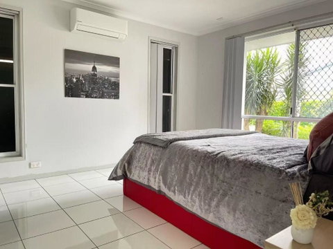Runaway Bay Family Haven With 4beds - Accommodation Directory 3