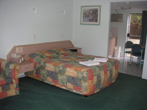 Runaway Bay Motor Inn - Accommodation Directory 3