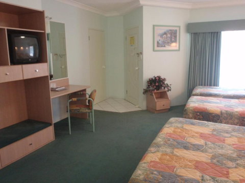 Runaway Bay Motor Inn - Accommodation Directory 2