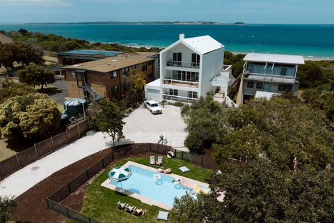 Sagres Queenscliff - Luxury House By The Beach - Accommodation Directory 1
