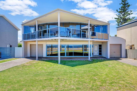 Sail Away - Aldinga Beach - C21 SouthCoast Holidays - Accommodation Directory 1