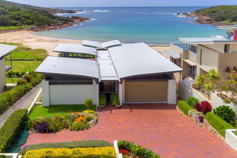 Sails On The Beachfront - Exclusive Seaside Home - Accommodation Directory 0