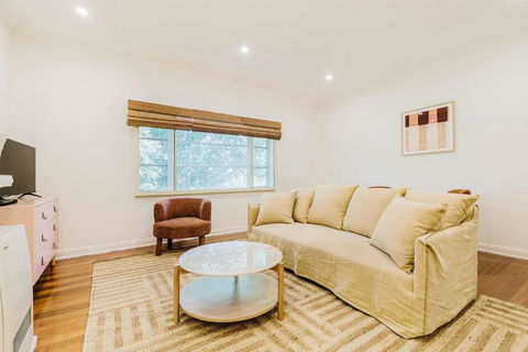 Salmon Calm - Trendy Velvet Allure By Albert Park - Accommodation Directory 2