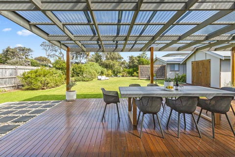 Salt Air Beach Retreat - 280m Walk To Foreshore, Check Out 5pm Sunday! - Accommodation Directory 2