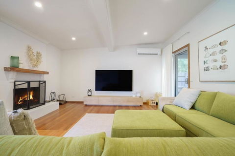 Salt Air Beach Retreat - 280m Walk To Foreshore, Check Out 5pm Sunday! - Accommodation Directory 3