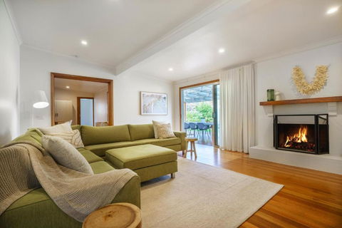 Salt Air Beach Retreat - 280m Walk To Foreshore, Check Out 5pm Sunday! - Accommodation Directory 0