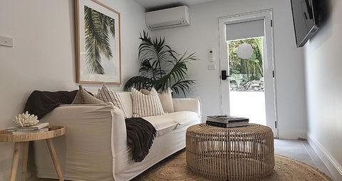 SALTY PALMS -Seaside Studio Apartment - Accommodation Directory 3
