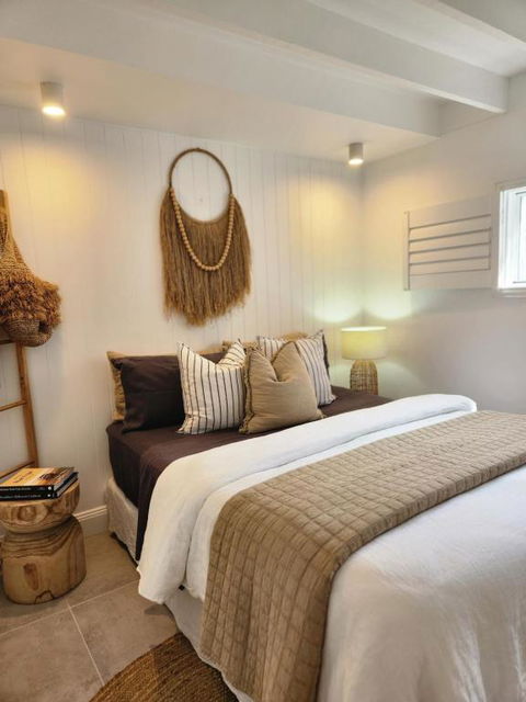 SALTY PALMS -Seaside Studio Apartment - Accommodation Directory 1