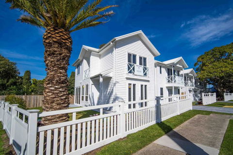 Salty Palms By The Sea - ONE - Accommodation Directory 0