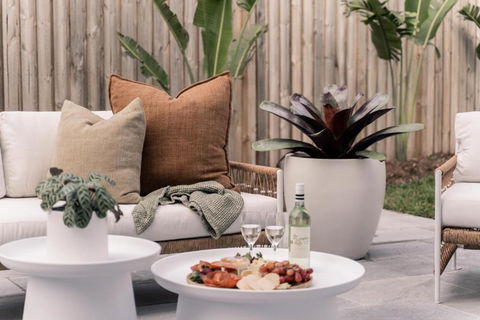 SALTY PALMS On HENLEY -THREE - Accommodation Directory 1