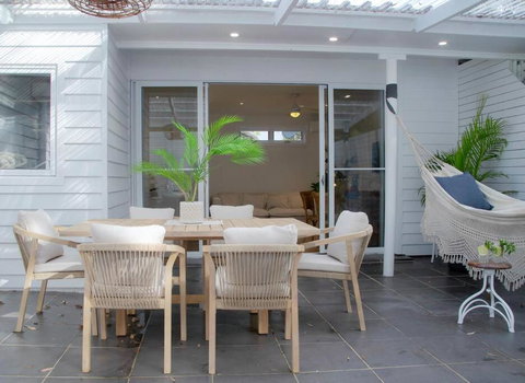 SALTY SNOOZE - Your Coastal Holiday House - Accommodation Directory 1