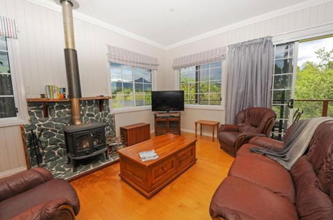 Samford Lakes - Accommodation Directory 2