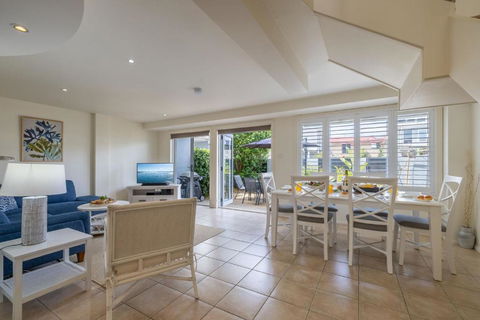 Sandcastles 4 -8 Ala Moana Way - Accommodation Directory 1