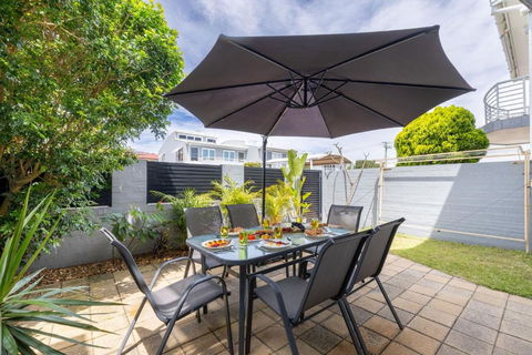 Sandcastles 4 -8 Ala Moana Way - Accommodation Directory 3