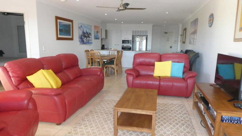 Sands 16, 20 - 22 Pacific Parade - Accommodation Directory 3