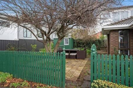 Sandy Bay Cozy Cottage Close To CBD - Accommodation Directory 3