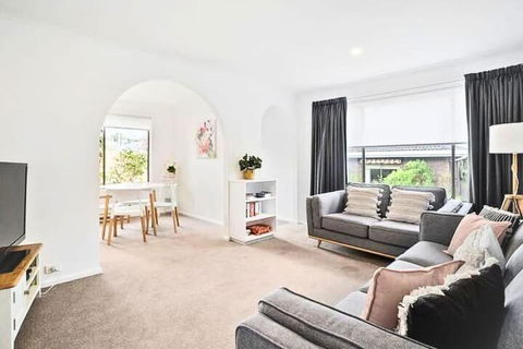 Sandy Bay Cozy Cottage Close To CBD - Accommodation Directory 0