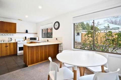 Sandy Bay Cozy Cottage Close To CBD - Accommodation Directory 1